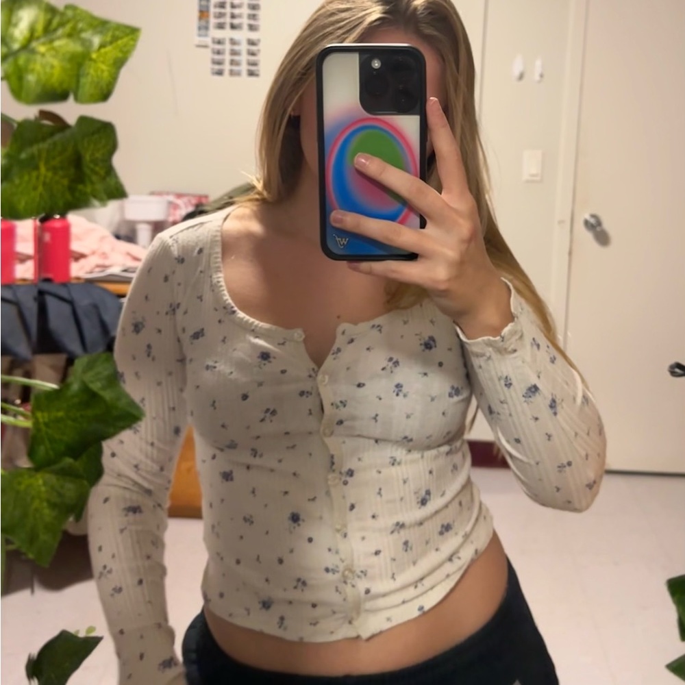 LONG SLEEVE FLORAL TOP.